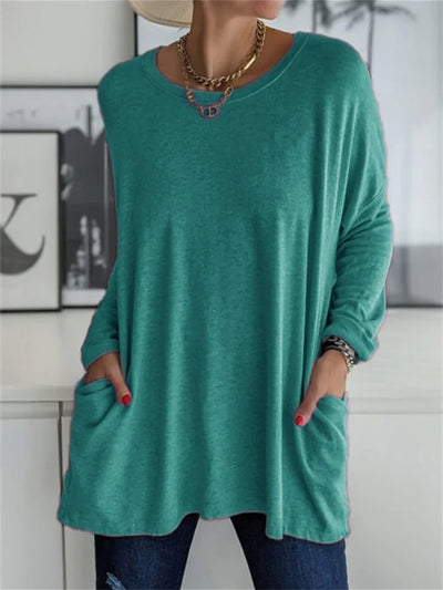Comfortable women's T-shirt with pockets and a loose fit