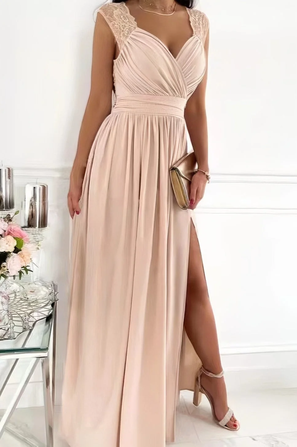 Malena - Sleeveless lace dress with slit at the hem and back