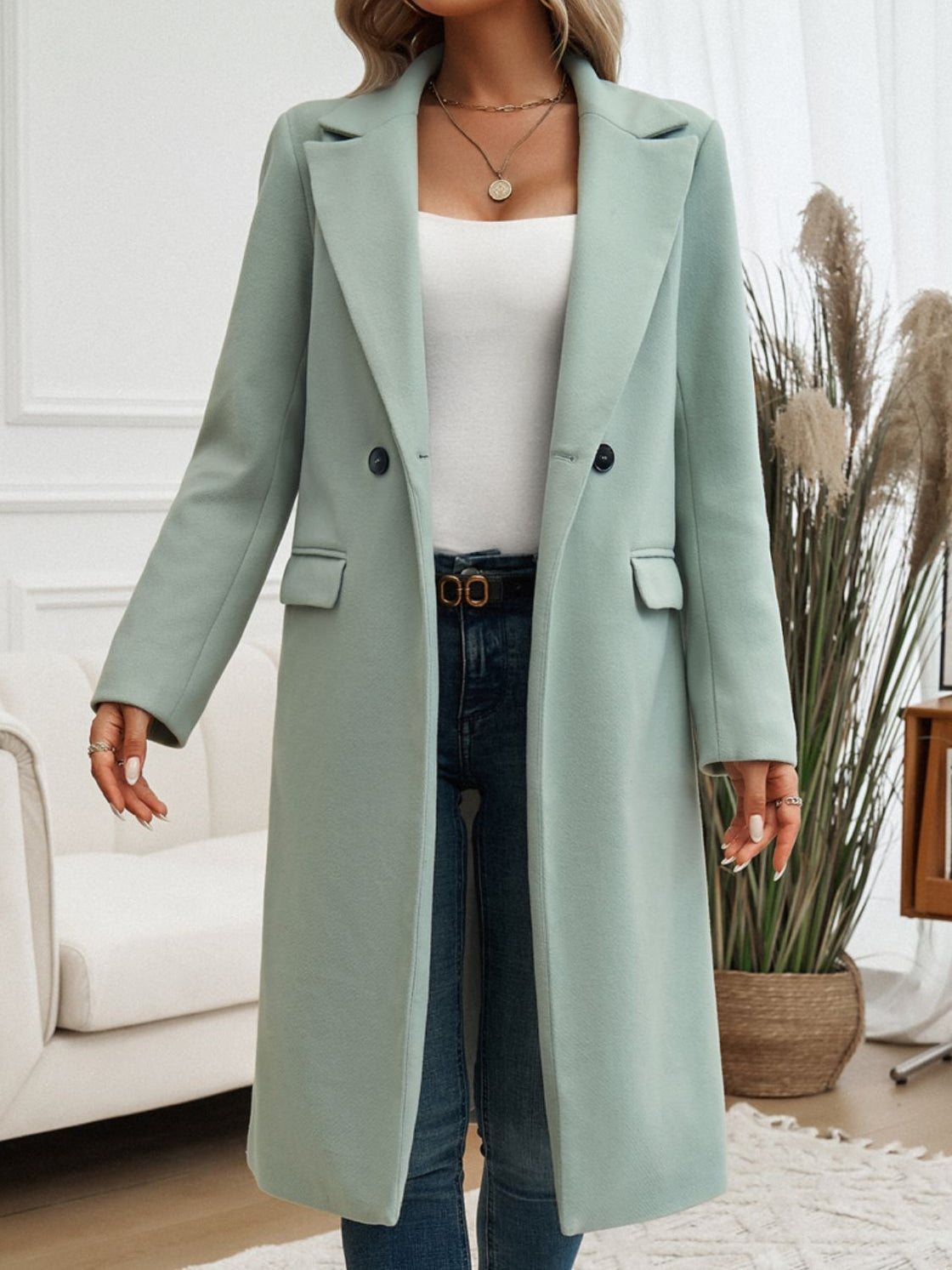 Women's long coat with pockets, collar and long sleeves