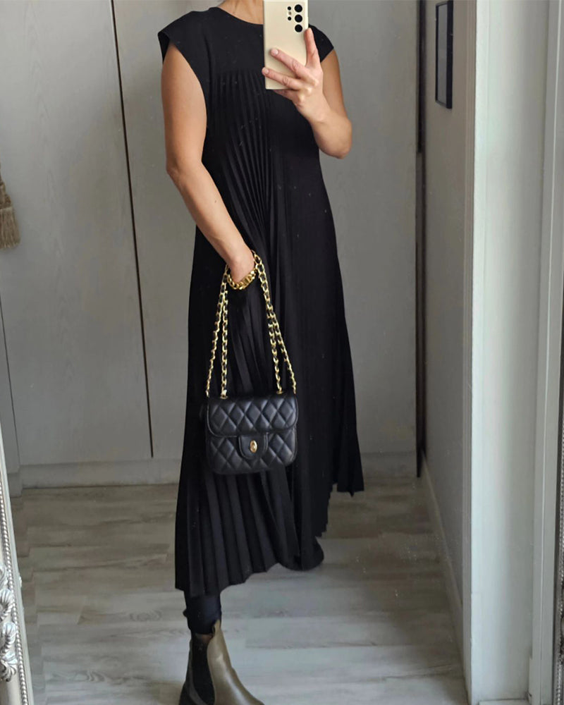 Casual midi dress with pleated design ideal for a modern and relaxed look