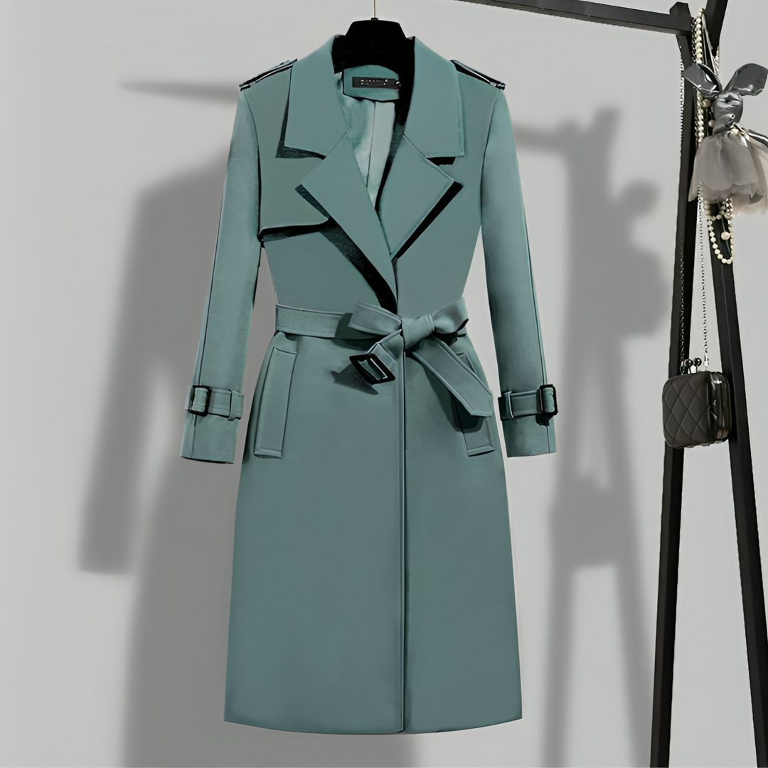 Elegant women's transitional coat with a fitted design