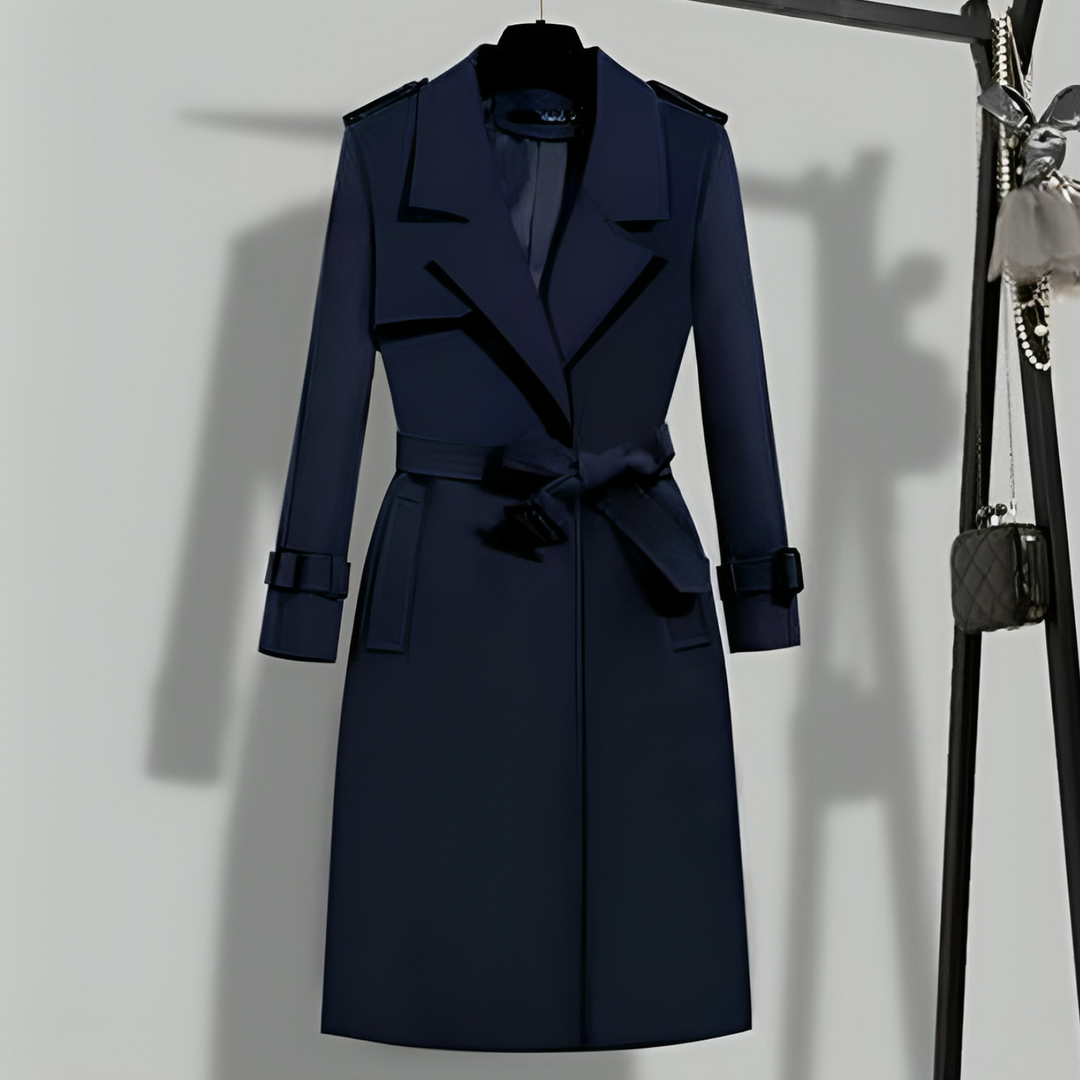 Elegant women's transitional coat with a fitted design