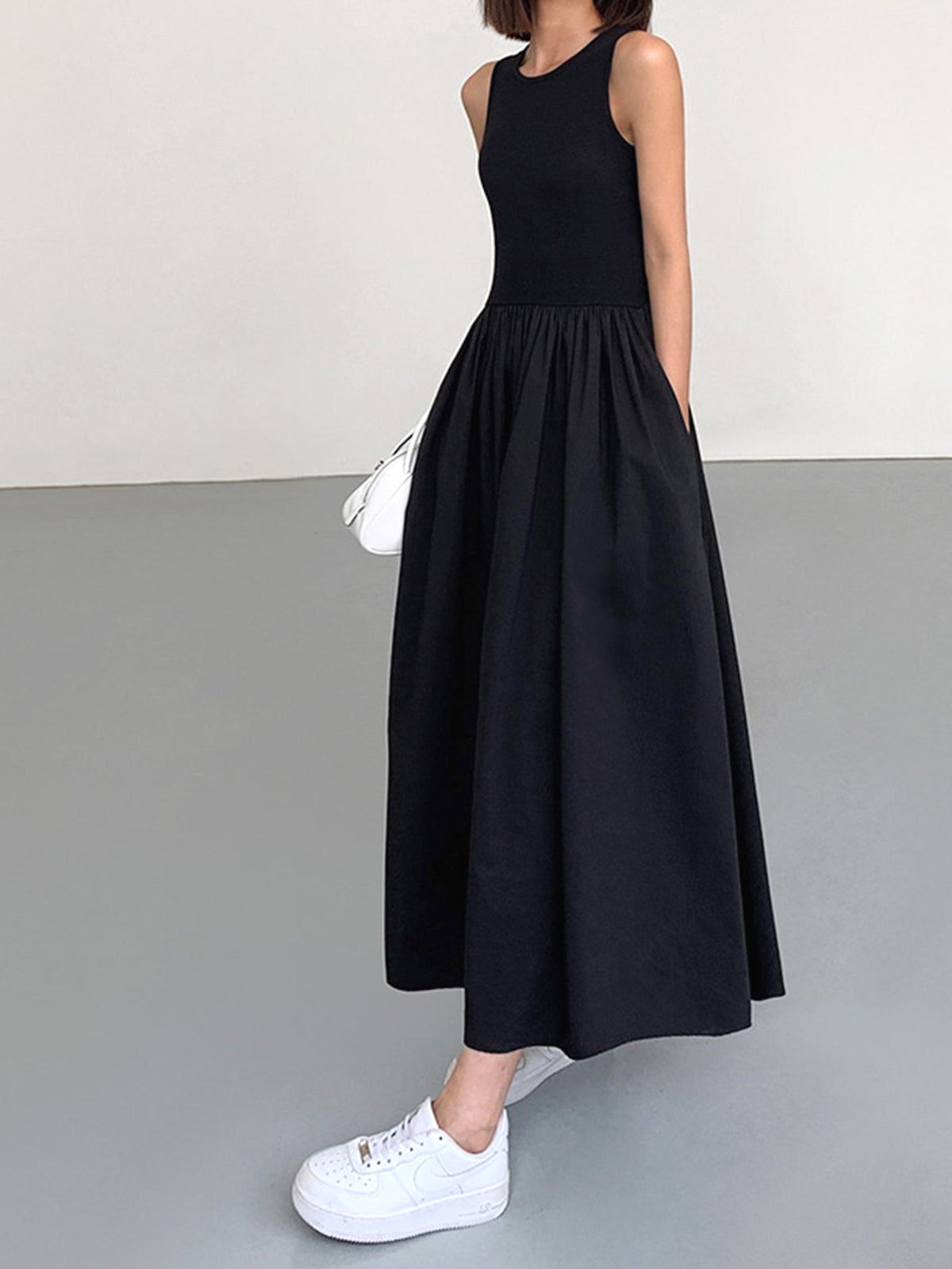 Long sleeveless dress with round neck for relaxed style