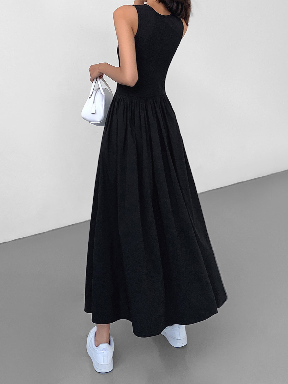 Long sleeveless dress with round neck for relaxed style