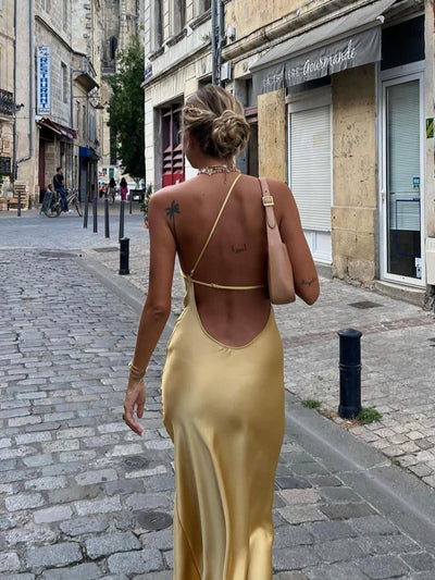 Elegant long dress with halter neck and high slit