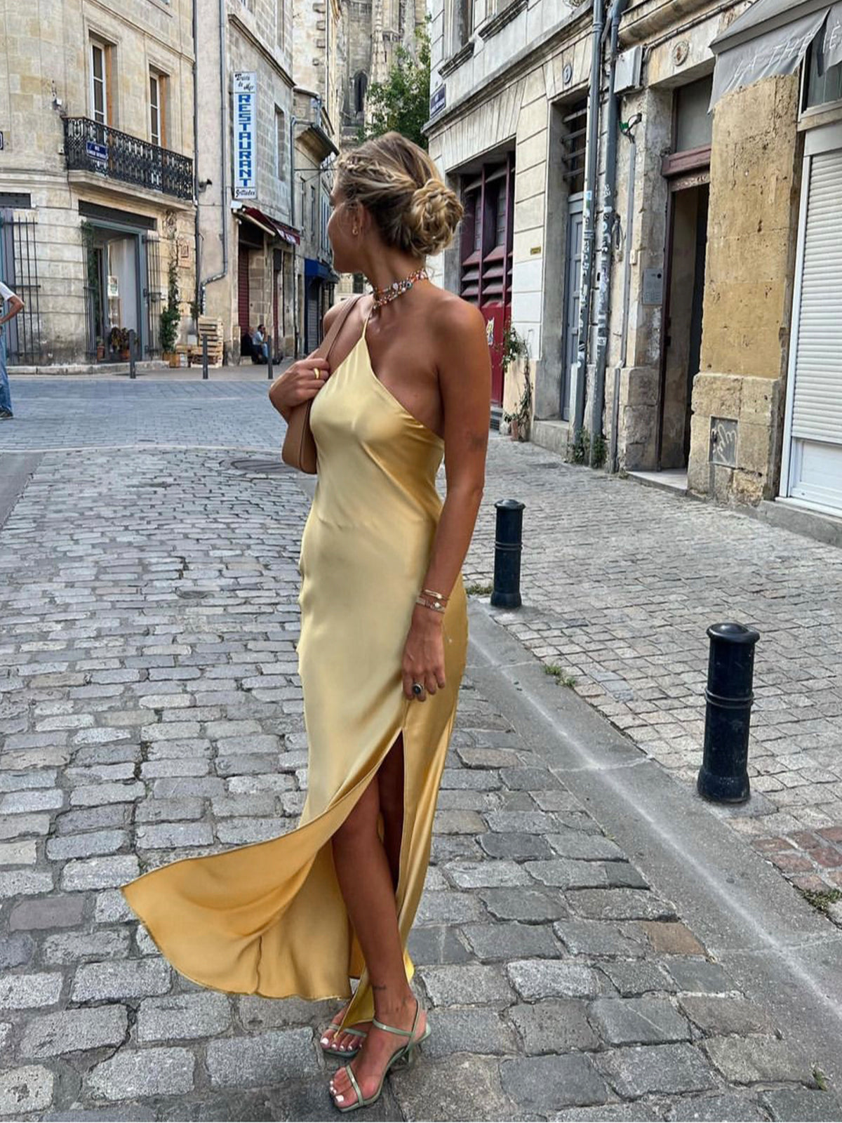 Elegant long dress with halter neck and high slit