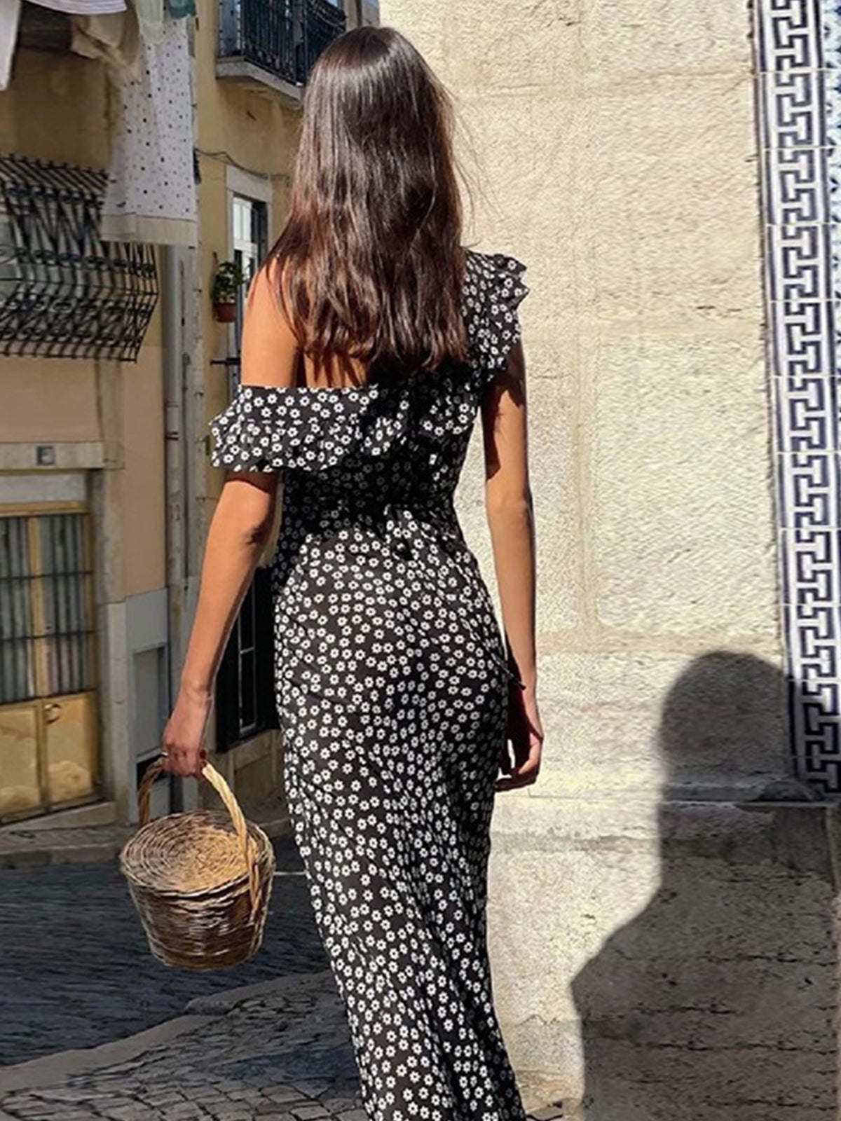 Elegant long dress with daisy floral print and modern style