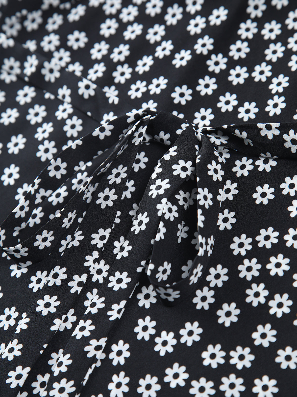 Elegant long dress with daisy floral print and modern style