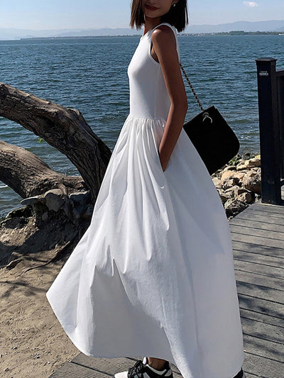Long sleeveless dress with round neck for relaxed style