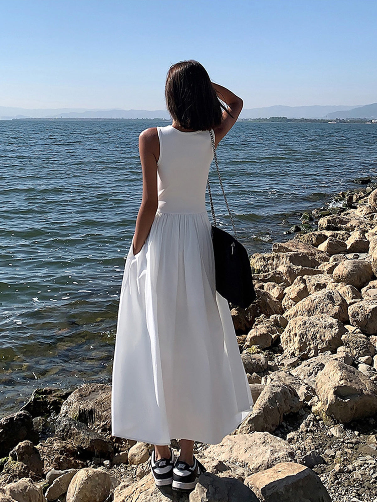 Long sleeveless dress with round neck for relaxed style