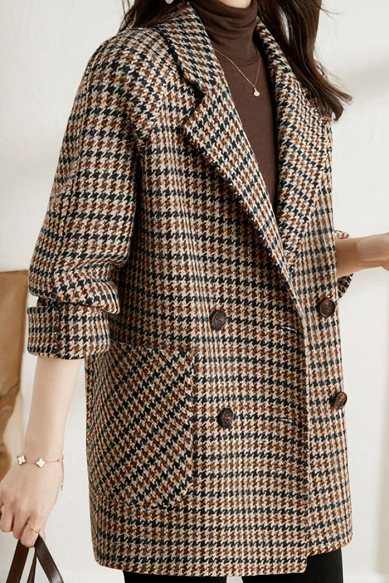 Classic style women's jacket with lapels and large pockets, perfect for everyday wear.