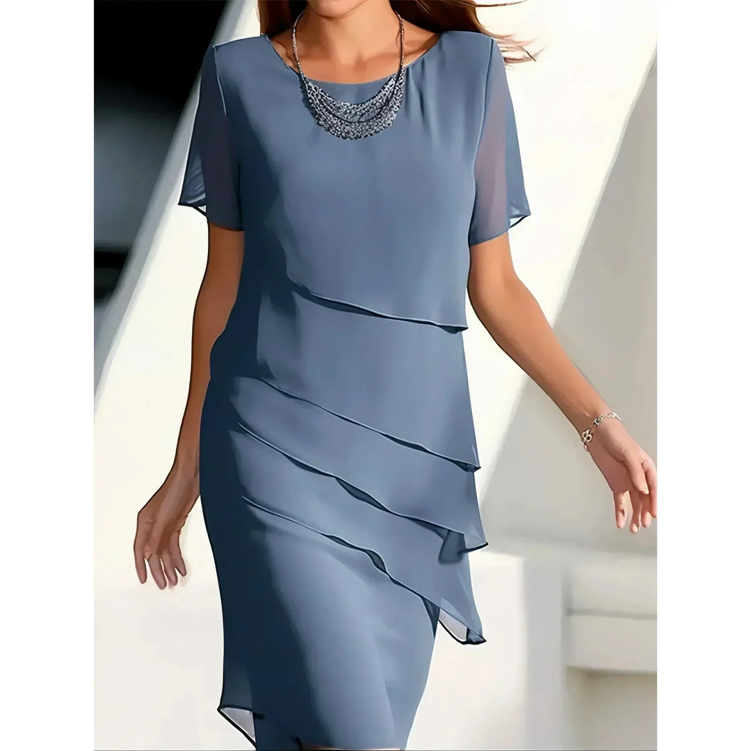 Classic and casual summer dress with three-quarter sleeves, ideal for any occasion.