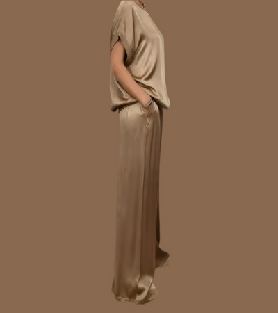 Women's loose-fitting set with a short-sleeved T-shirt and wide-legged trousers in a modern style