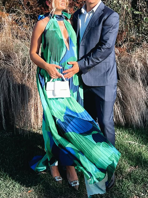 Elegant long maternity dress with pleats and print, ideal for celebrations