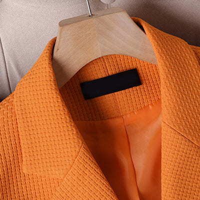 Elegant women's blazer with buttons and sophisticated design