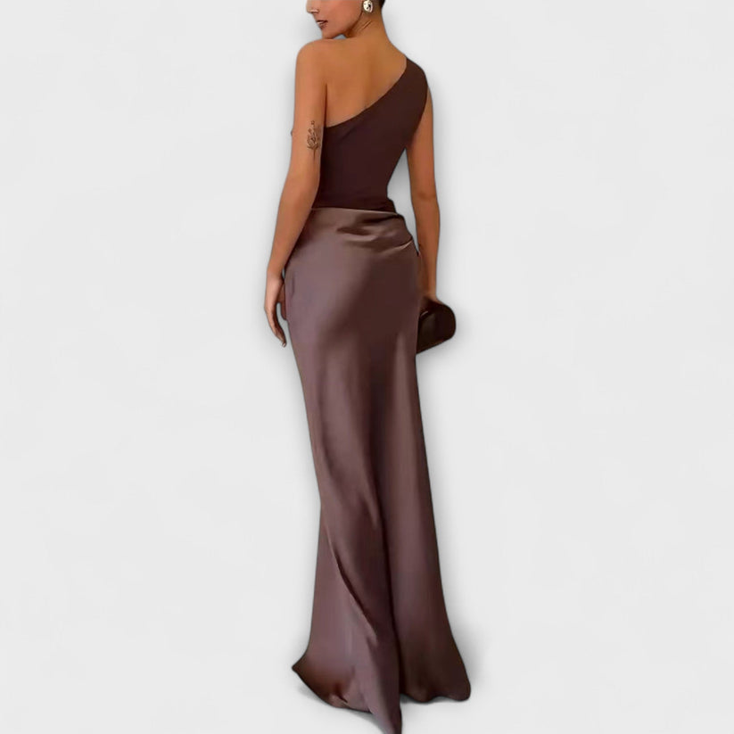 Elegant off-the-shoulder pleated maxi dress