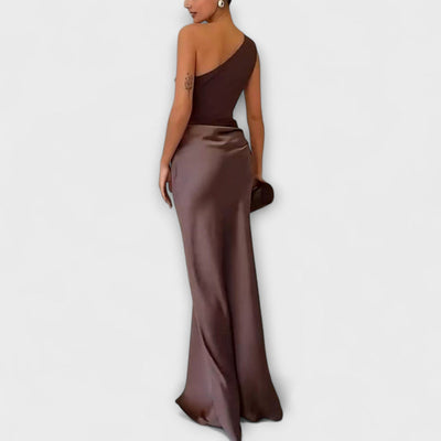 Elegant off-the-shoulder pleated maxi dress