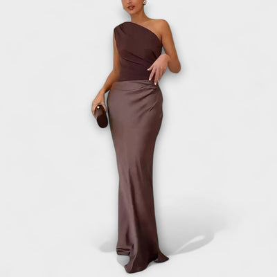 Elegant off-the-shoulder pleated maxi dress