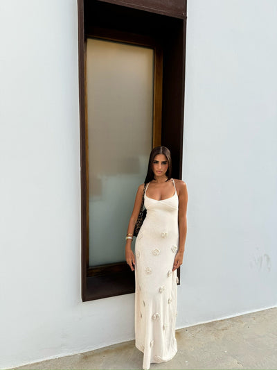 Elegant long dress with straps and refined style