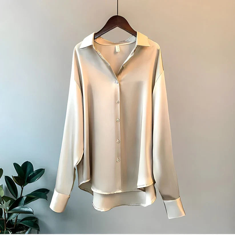 Elegant women's blouse with long sleeves and button closure, ideal for everyday use