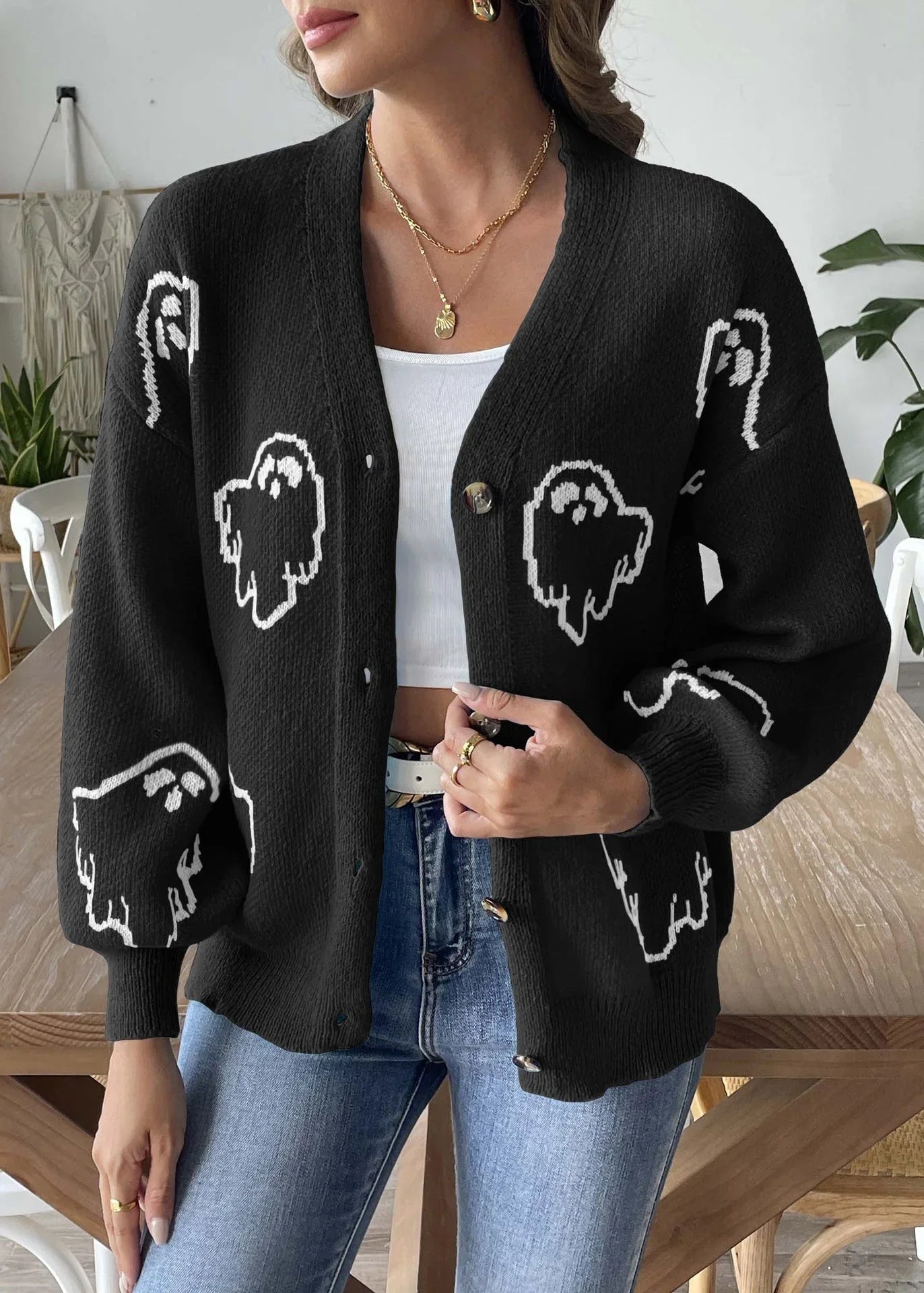 Elegant knitted cardigan with a deep neckline: ideal for cold days