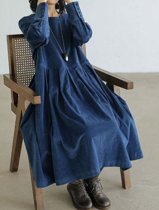 Elegant loose-fitting maxi dress with long sleeves for a sophisticated look