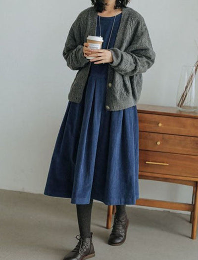 Elegant loose-fitting maxi dress with long sleeves for a sophisticated look
