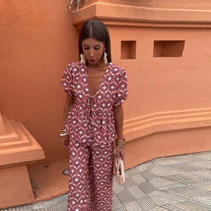 Modern two-piece set for women with a contemporary design