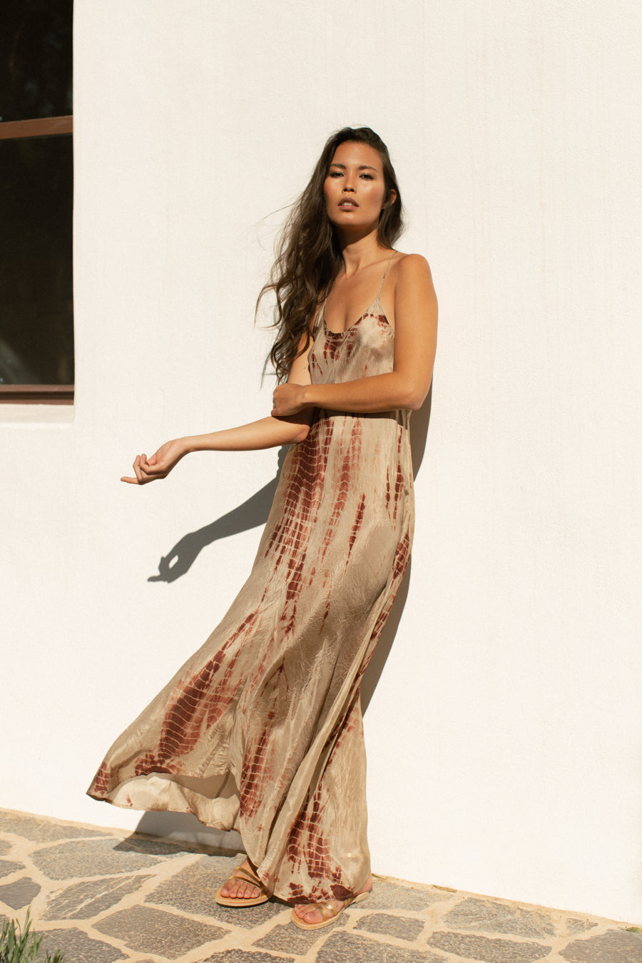 Casual long dress with thin straps, ideal for everyday wear with style