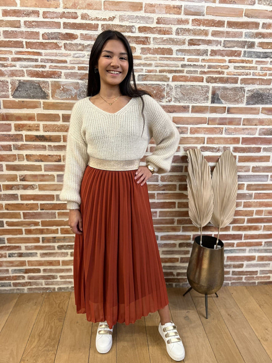 Elegant long skirt with pleats and a flowing drape