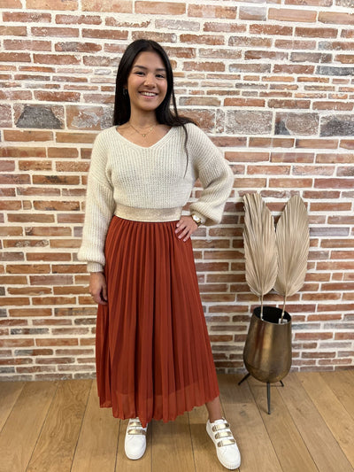 Elegant long skirt with pleats and a flowing drape