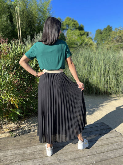 Elegant long skirt with pleats and a flowing drape