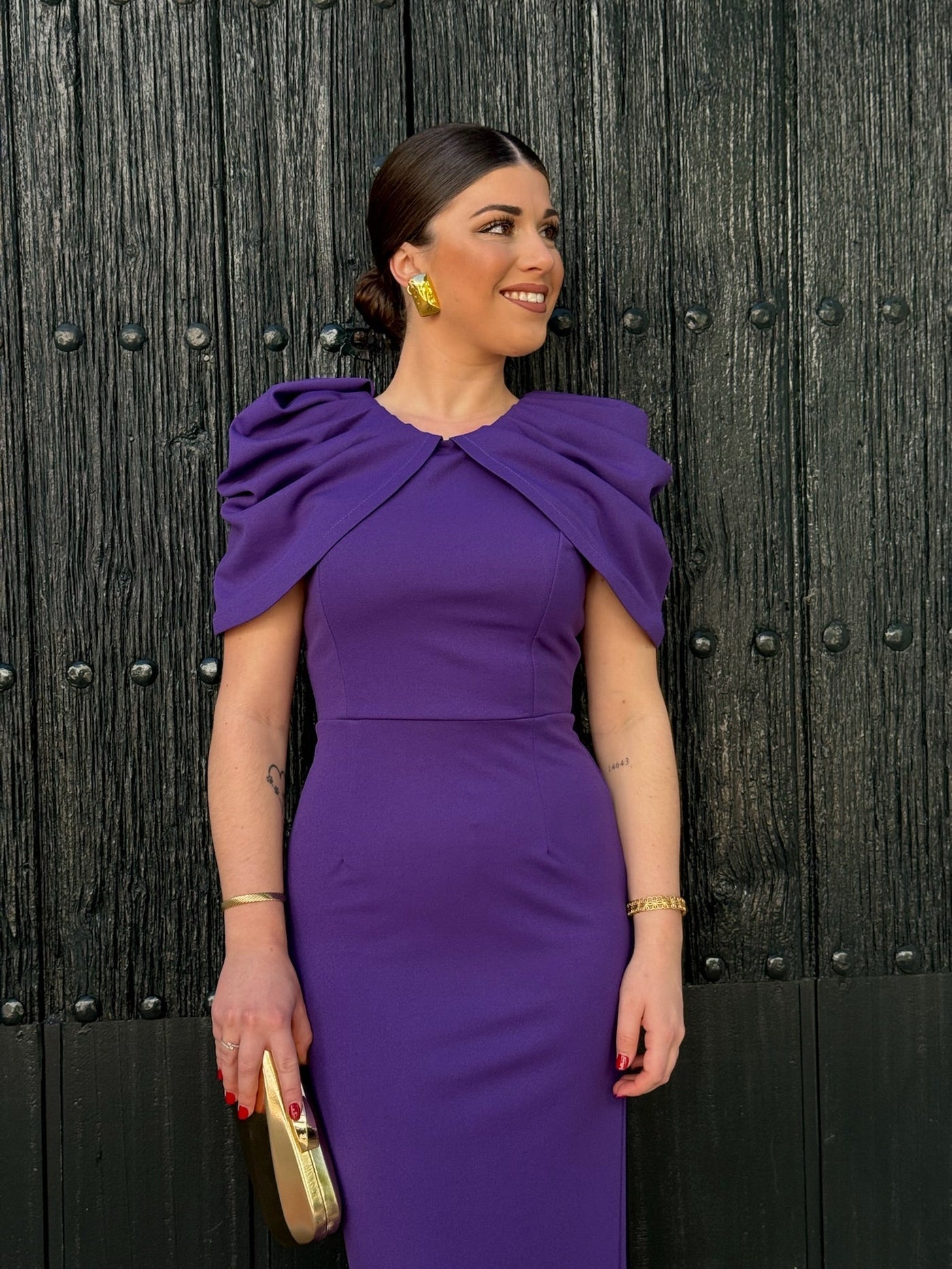 Elegant long dress with structured neckline and short sleeve detail
