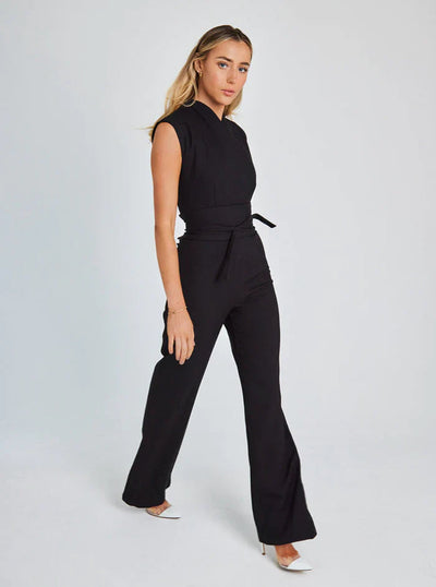 Long sleeveless jumpsuit with modern and comfortable style
