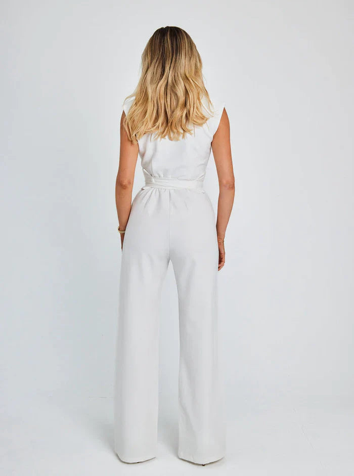 Long sleeveless jumpsuit with modern and comfortable style