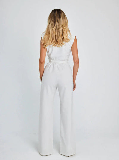 Long sleeveless jumpsuit with modern and comfortable style