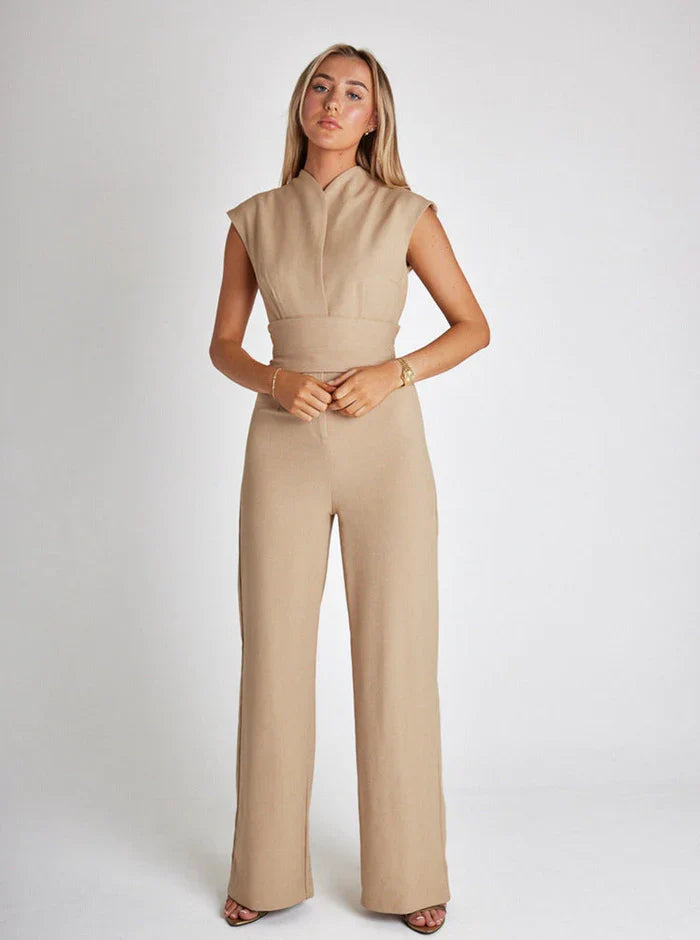 Long sleeveless jumpsuit with modern and comfortable style