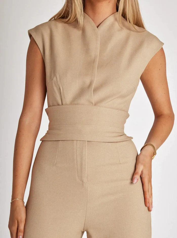 Long sleeveless jumpsuit with modern and comfortable style
