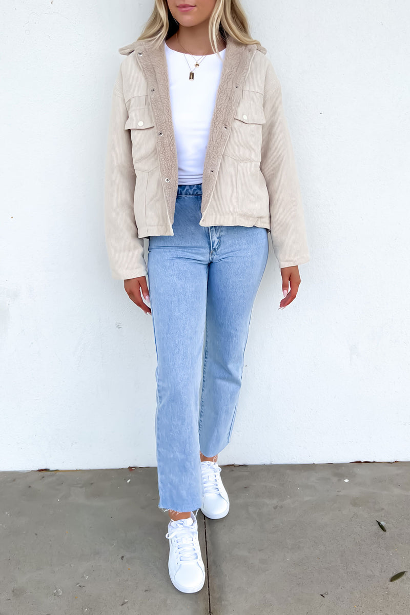 Elegant Beige Women's Jacket with Button Closure - Ideal for Any Occasion