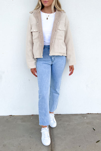 Elegant Beige Women's Jacket with Button Closure - Ideal for Any Occasion