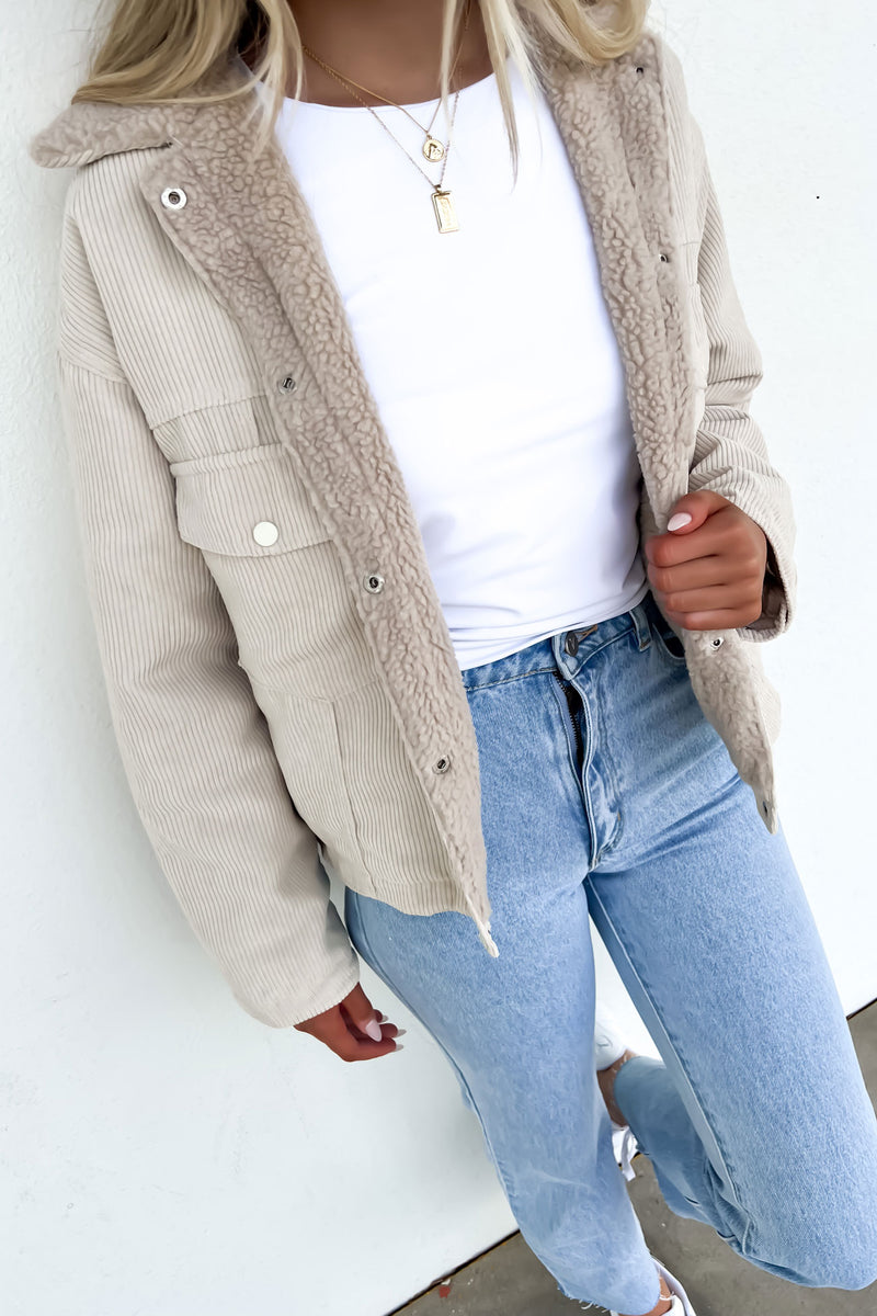 Elegant Beige Women's Jacket with Button Closure - Ideal for Any Occasion