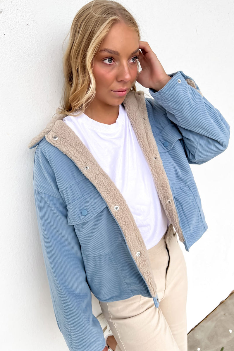 Elegant Beige Women's Jacket with Button Closure - Ideal for Any Occasion