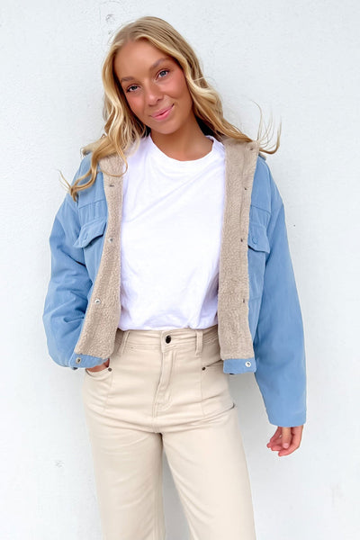 Elegant Beige Women's Jacket with Button Closure - Ideal for Any Occasion