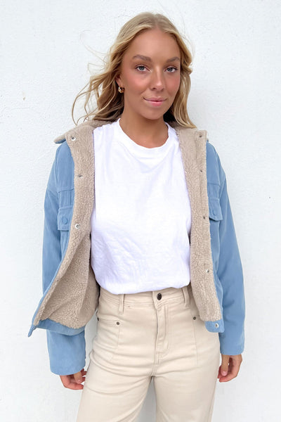 Elegant Beige Women's Jacket with Button Closure - Ideal for Any Occasion