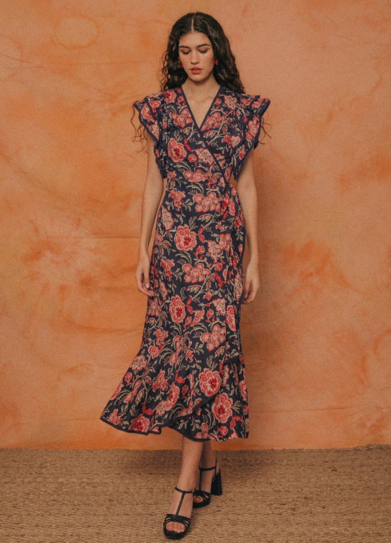 Elegant midi dress with retro floral print and loose butterfly sleeves