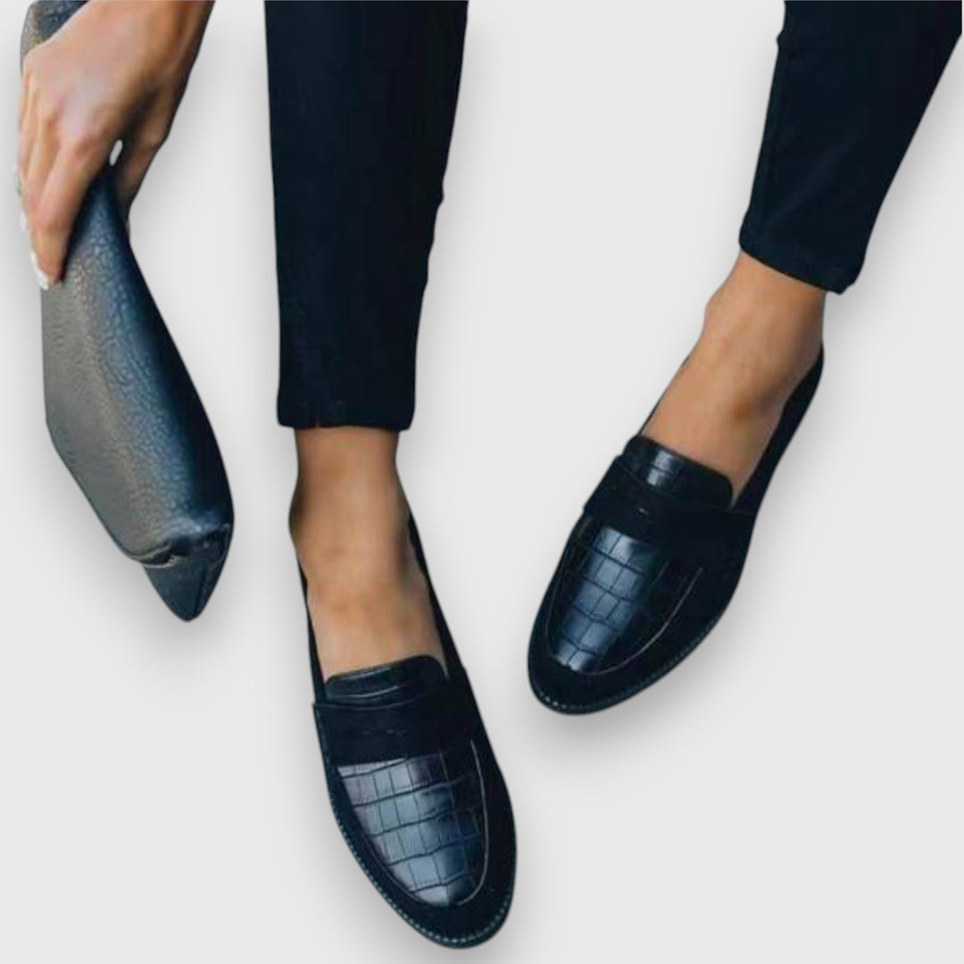 Casual women's loafers with a modern and versatile design