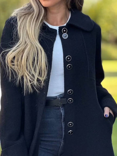 Elegant women's coat with button closure, pockets and lapel collar