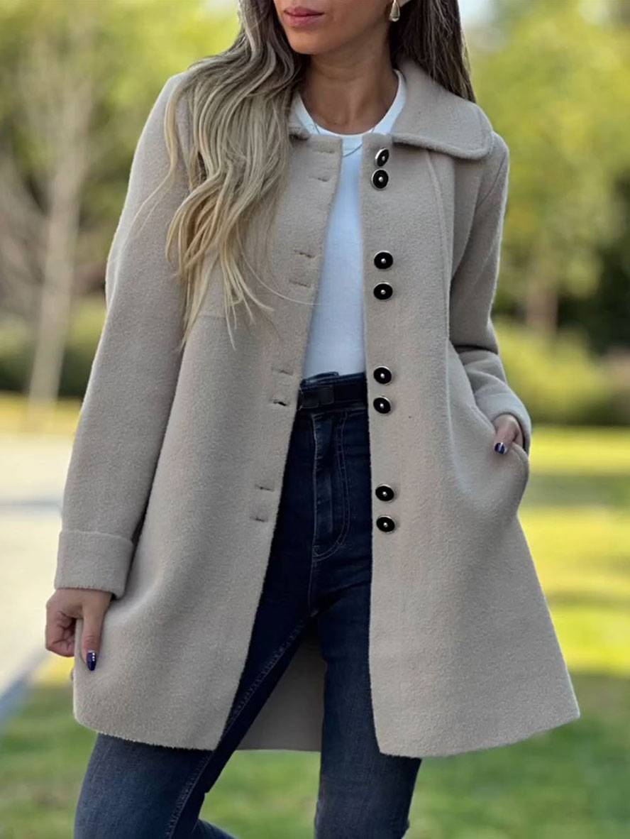 Elegant women's coat with button closure, pockets and lapel collar