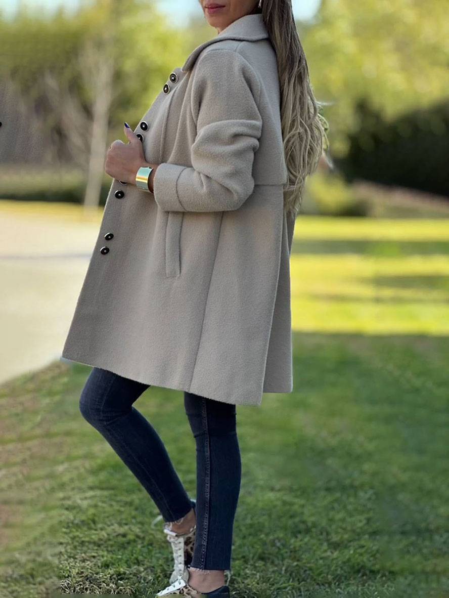 Elegant women's coat with button closure, pockets and lapel collar