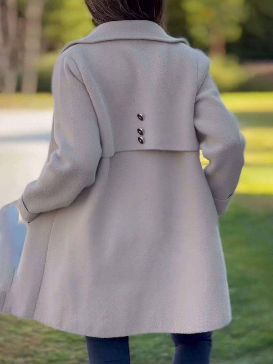 Elegant women's coat with button closure, pockets and lapel collar